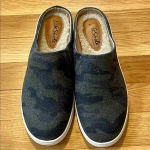 Lifestride Womens Nomad Mule Flat Shoes Green Camouflage Faux Shearling 8 M New